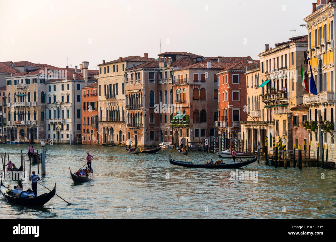 Le gondole del Canal Grande di Venezia, Italia Foto Stock