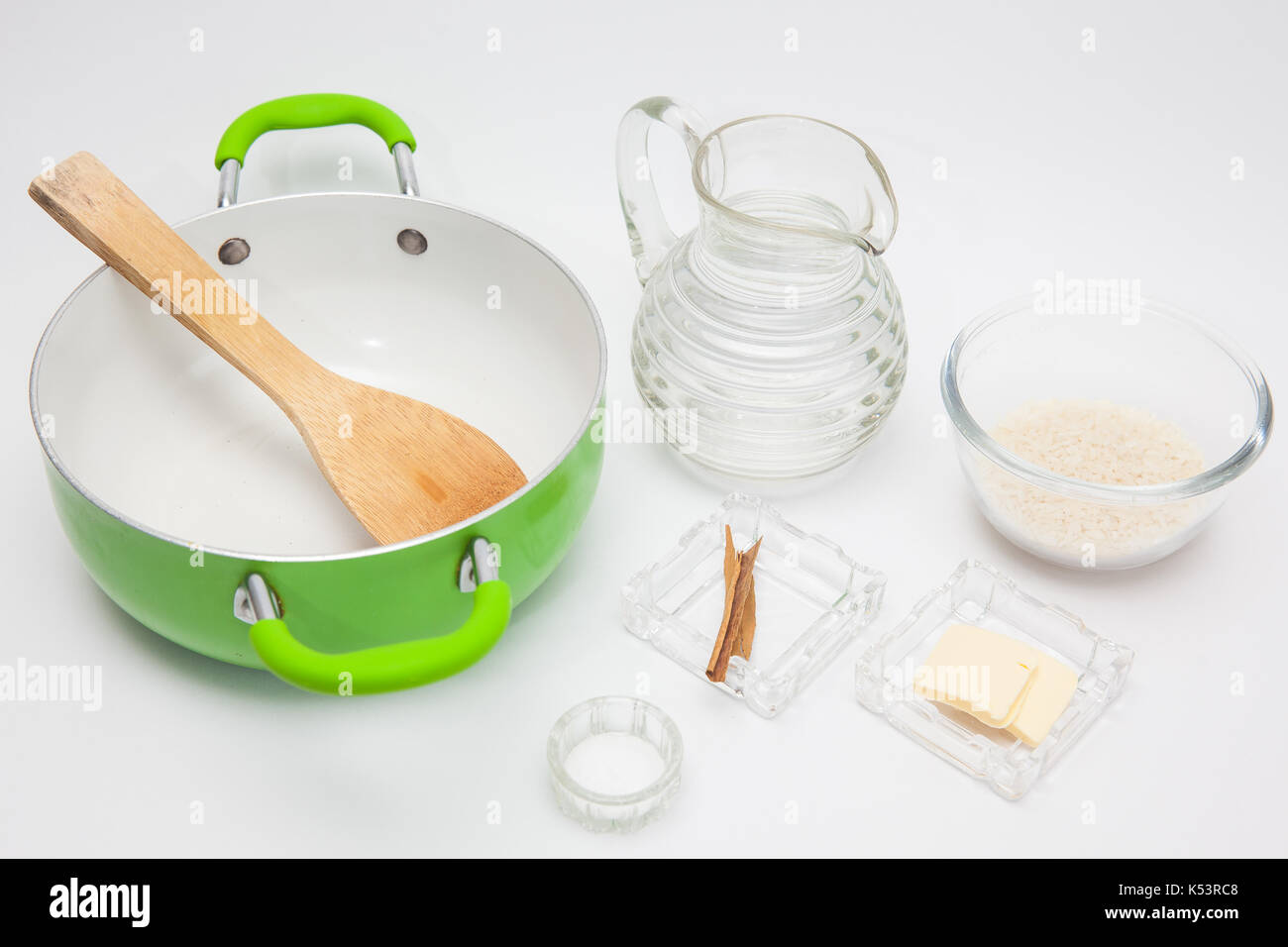 Budino di riso con cinamon e uvetta preparazione : preparazione di riso Foto Stock