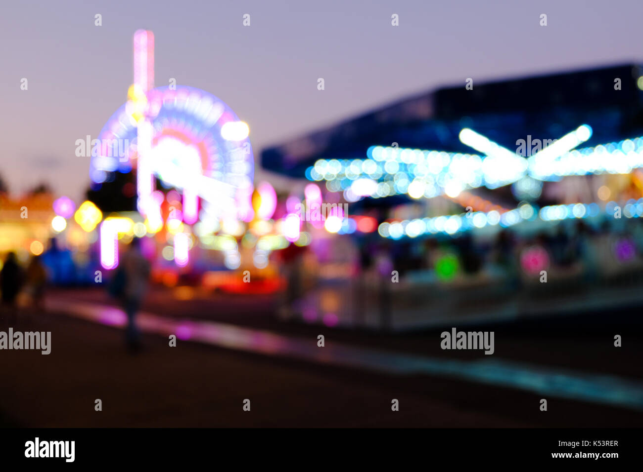 Luci sfocate astratte della ruota panoramica e di altre attrazioni notturne. Minnesota State Fair - la più grande fiera statale degli Stati Uniti. Agosto 2017 Foto Stock