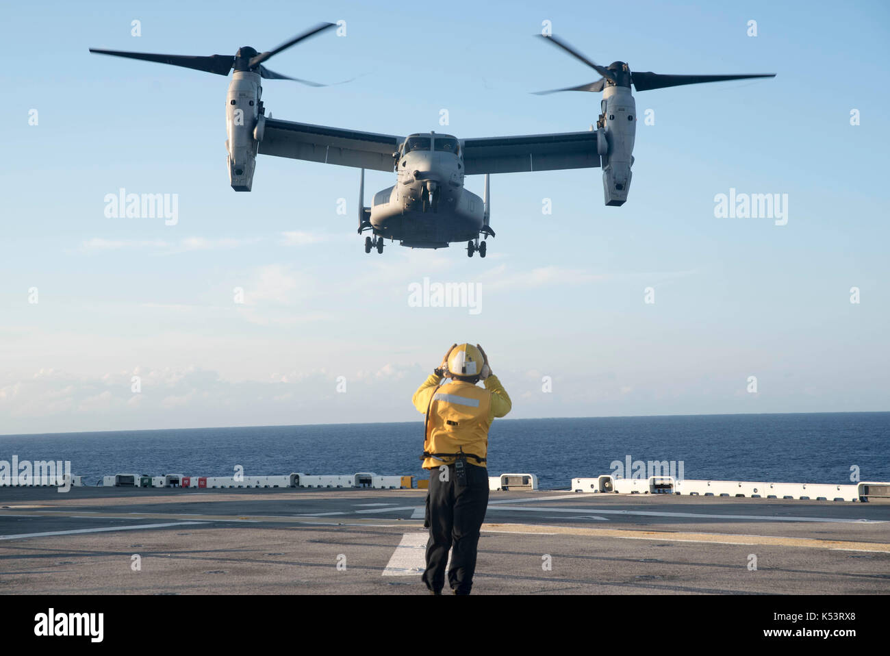 MV-22B Osprey a bordo di atterraggio elicottero Dock. Foto Stock