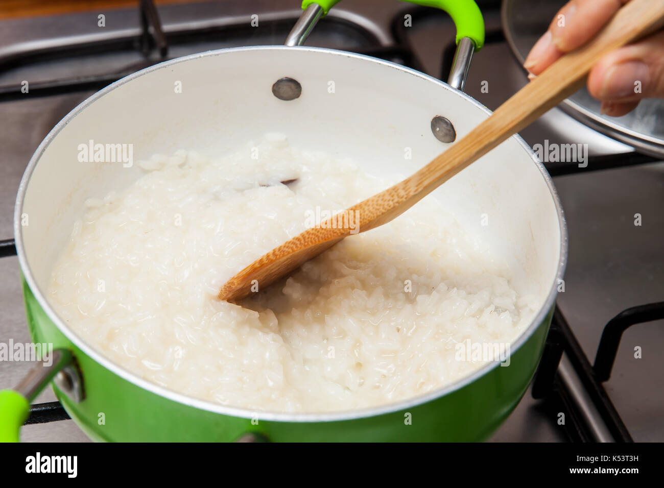 Budino di riso con cinamon e uvetta preparazione : preparazione di riso Foto Stock
