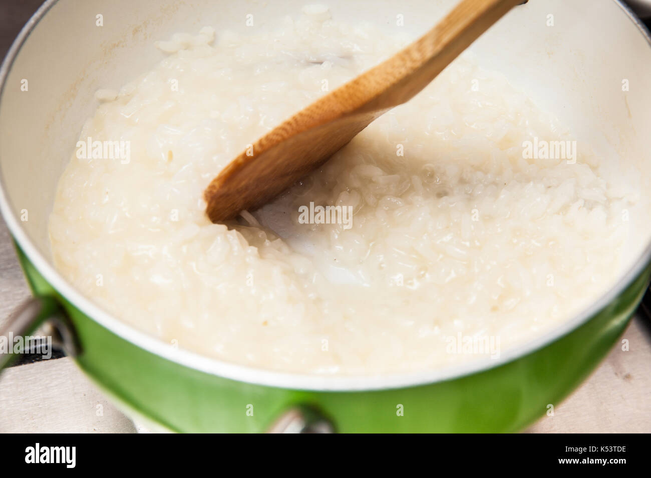Budino di riso con cinamon e uvetta preparazione : preparazione di riso Foto Stock