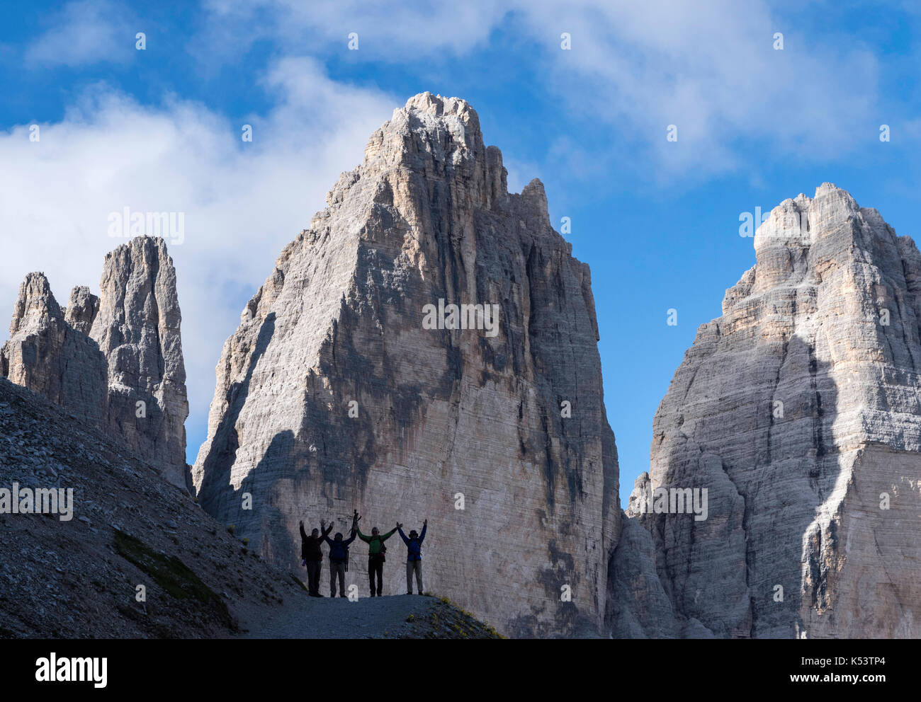 Felici gli escursionisti nelle Dolomiti, Italia settentrionale Foto Stock