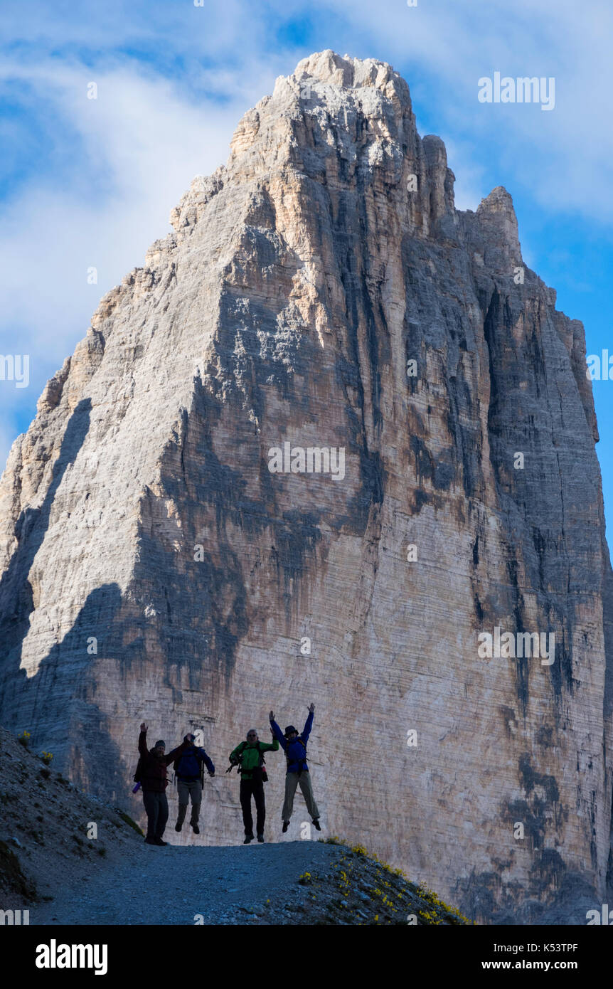 Felici gli escursionisti nelle Dolomiti, Italia settentrionale Foto Stock