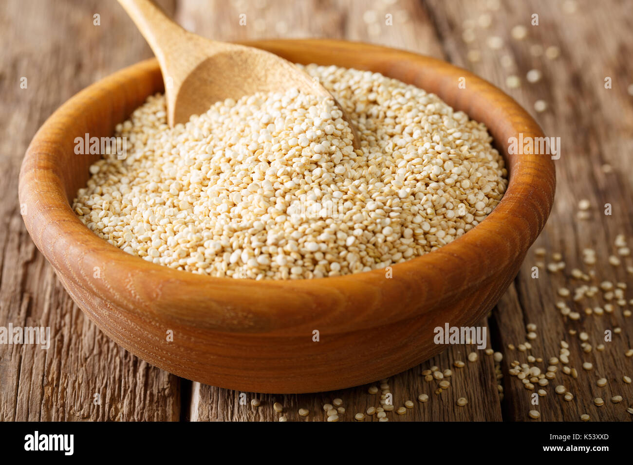 Materie di quinoa vicino fino in una ciotola di legno sul tavolo orizzontale. Foto Stock