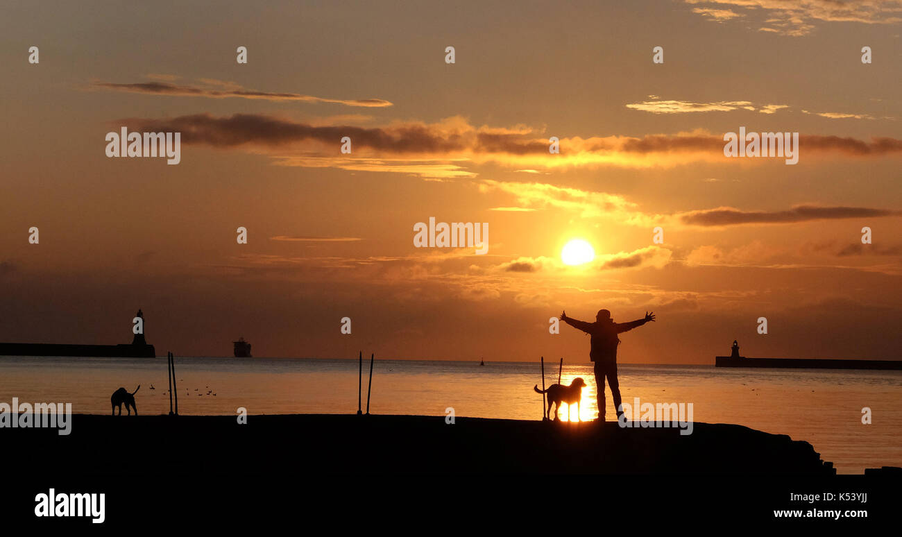 Sunrise a north shields fish quay alla foce del fiume Tyne. Foto Stock