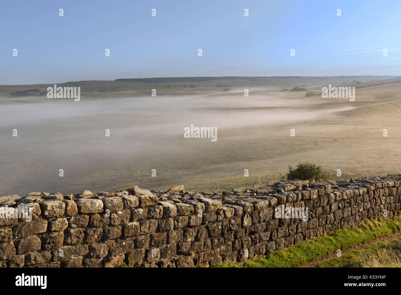 Il Vallo di Adriano, Northumberland, Inghilterra - guardando a nord-est come early morning mist pende su suolo bassa vicino cawfield Foto Stock