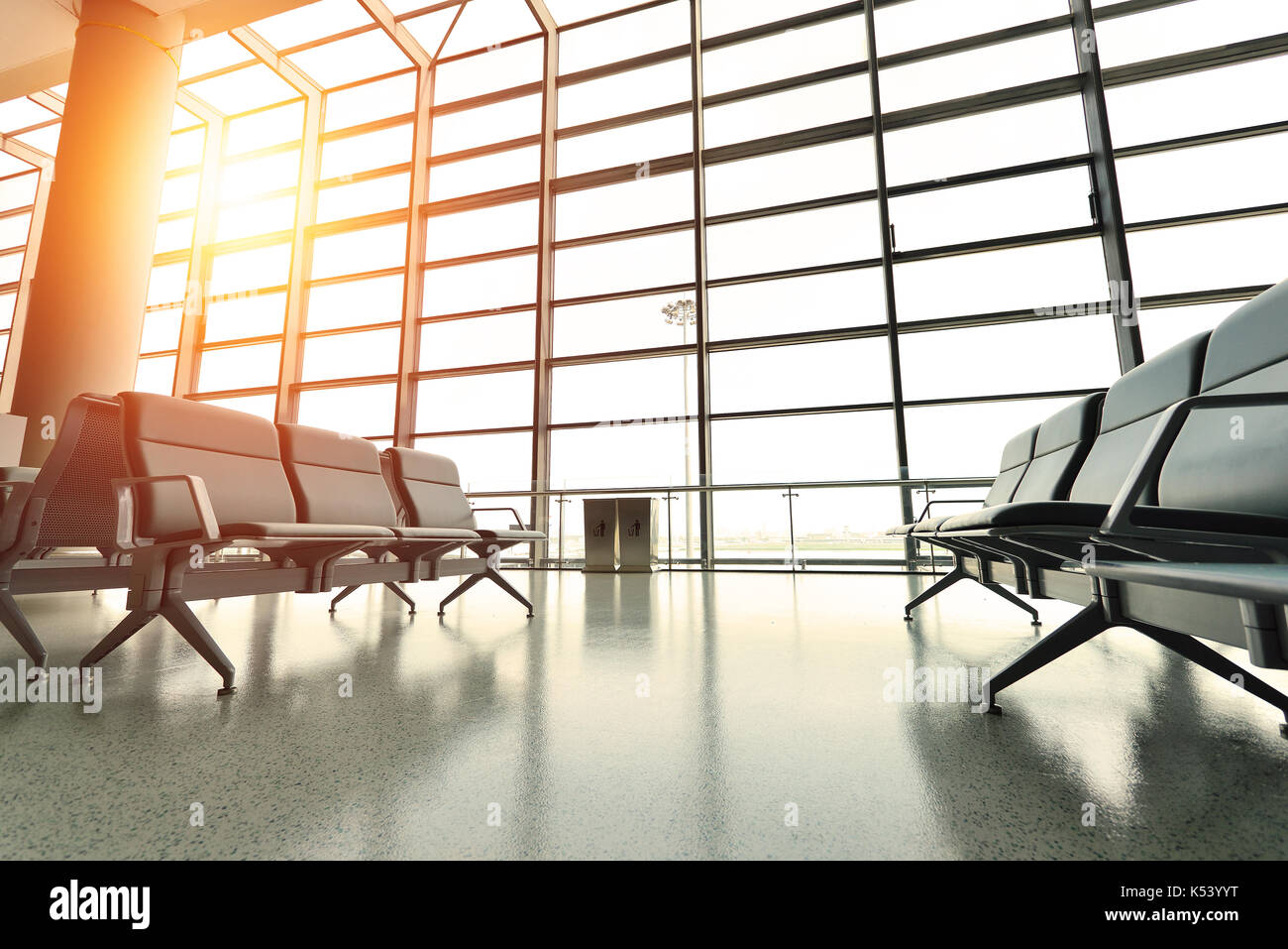 Svuotare airport terminal area di attesa con sedie in Shanghai Hongqiao. Foto Stock