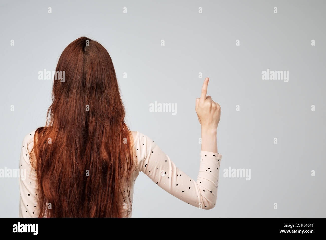 Copyspace con donna caucasica con lunghi capelli rossi dal retro Foto Stock