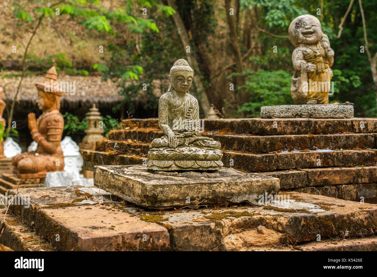 Chiang Mai, Thailandia - 5/14/2015: statue buddiste e figurine di wat pha lat. Foto Stock