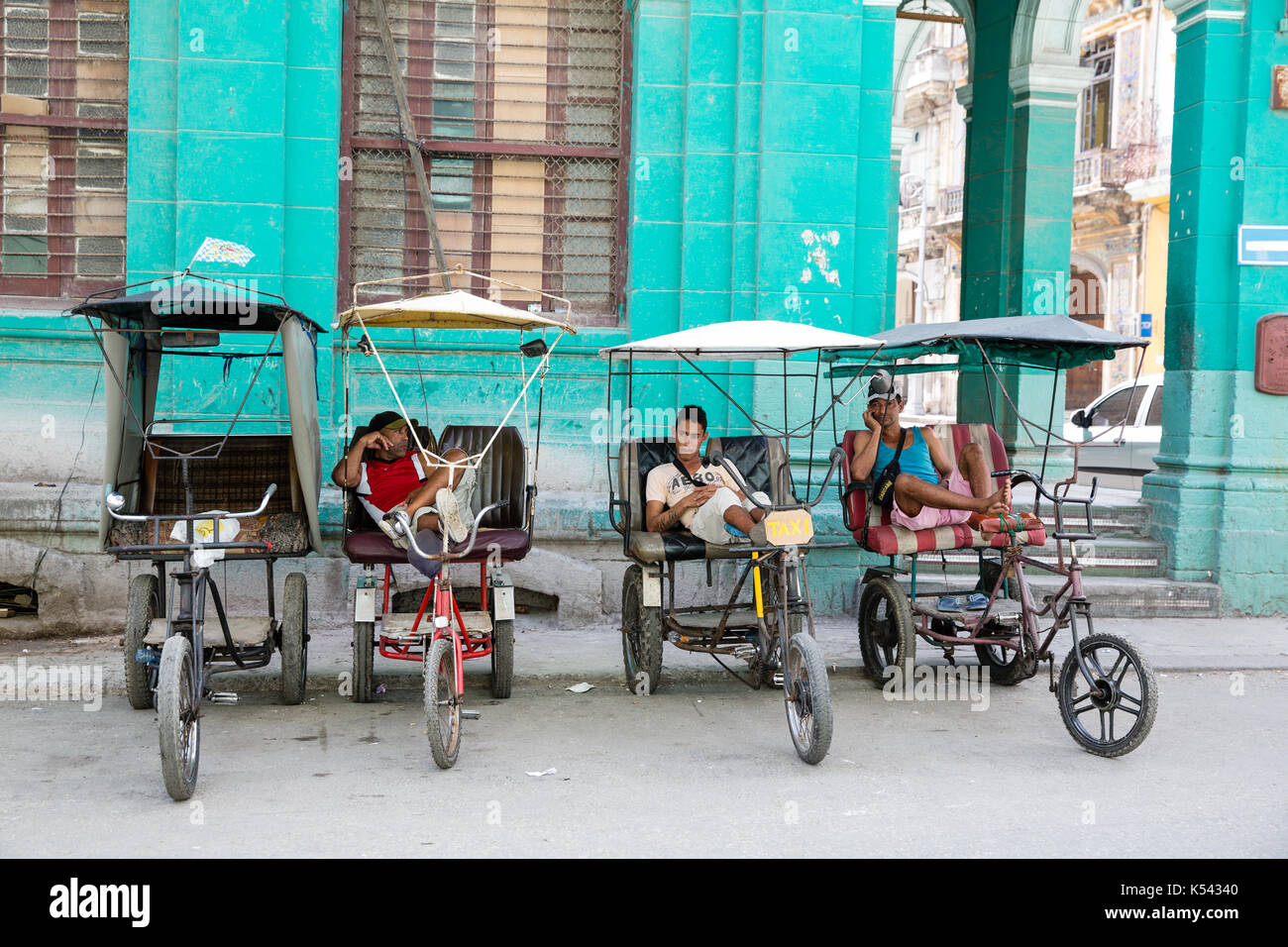 Quattro triciclo il riscio di attesa per i clienti per le strade di La Habana, Cuba nei Caraibi. Foto Stock