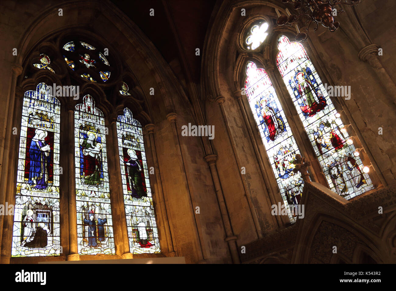 Le finestre di vetro macchiate in ambulatorio di st Albans Cathedral. hertfordshire, Regno Unito. Foto Stock