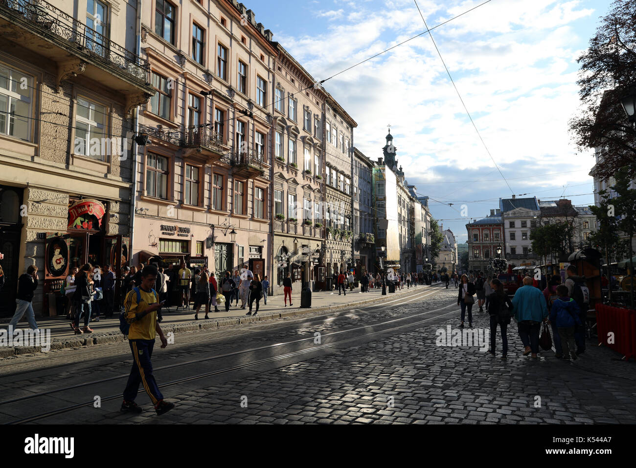 Il tardo pomeriggio riflessi di luce off edifici su Rynok Square nel centro di Lviv, Ucraina, il 28 agosto 2017. La zona è inclusa nel patrimonio mondiale egli Foto Stock Il tardo pomeriggio riflessi di luce off edifici su Rynok Square nel centro di Lviv, Ucraina, il 28 agosto 2017. La zona è inclusa nel patrimonio mondiale egli Foto Stock