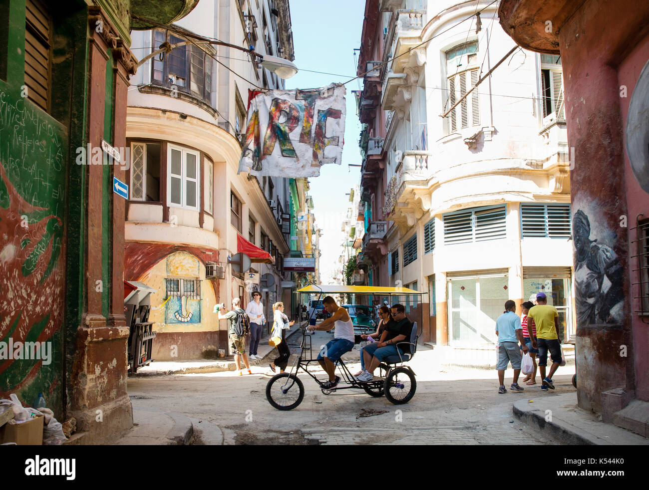 Un triciclo rickshaw si muove attraverso le strade di La Habana, Cuba nei Caraibi Foto Stock