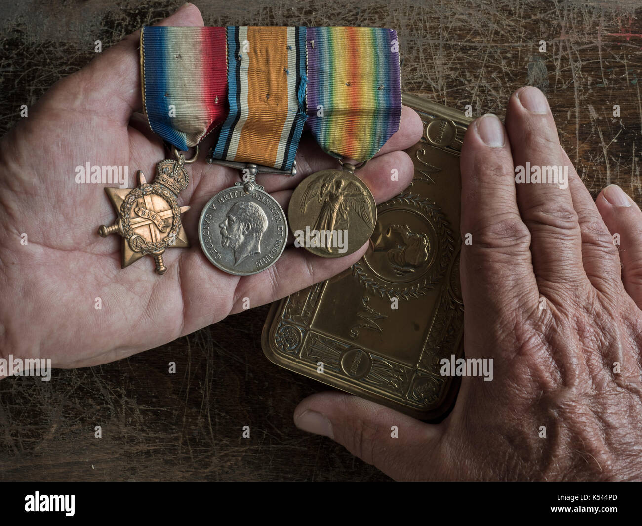 Le prime medaglie di guerra mondiale nelle mani di un veterano di guerra di quell'epoca Foto Stock