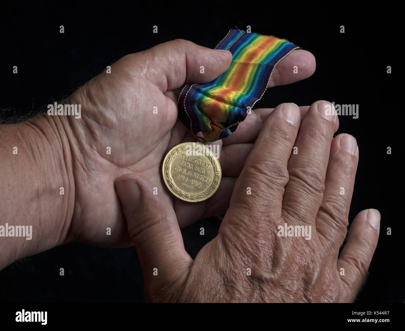 Le prime medaglie di guerra mondiale nelle mani di un veterano di guerra di quell'epoca Foto Stock