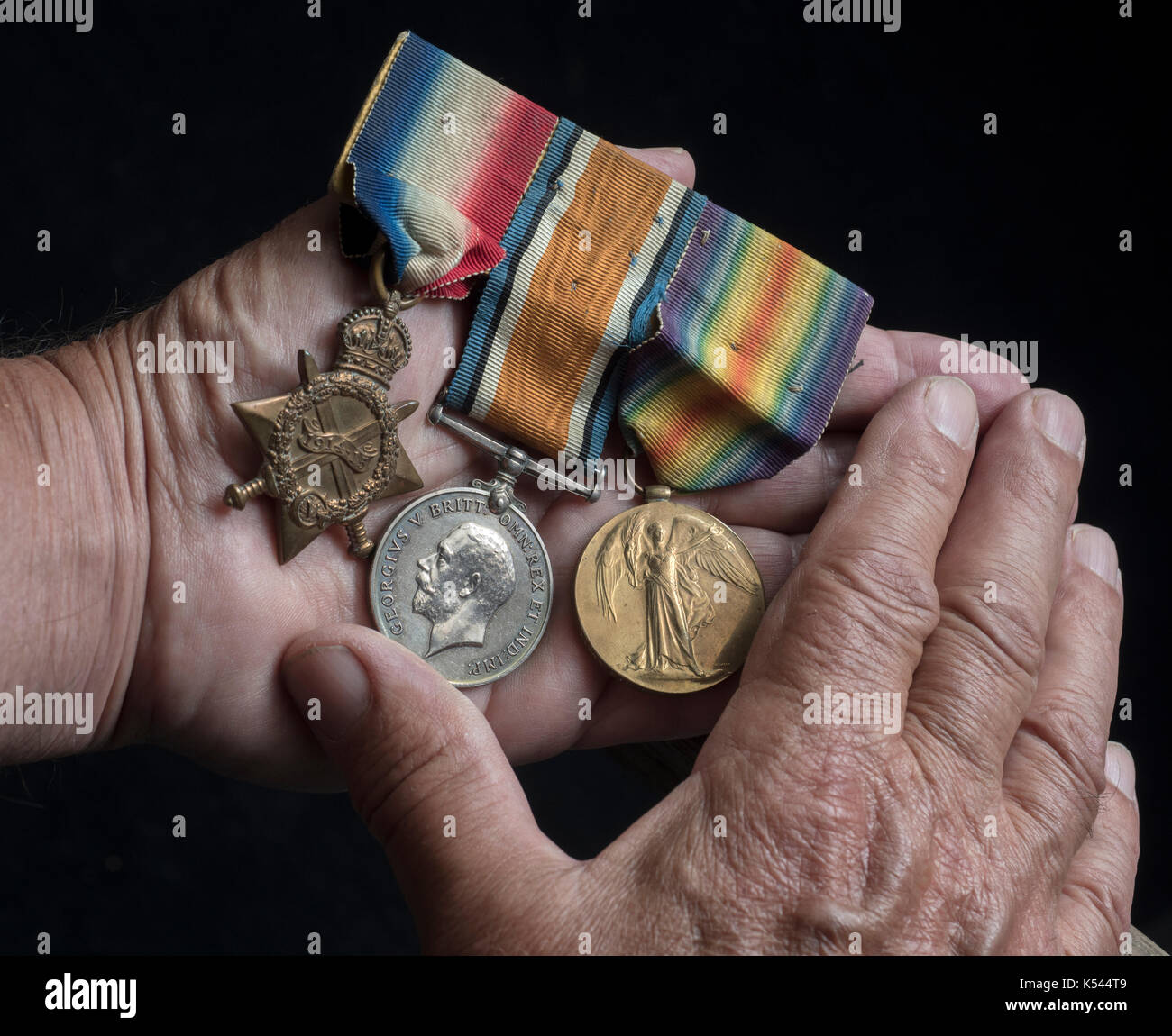 Le prime medaglie di guerra mondiale nelle mani di un veterano di guerra di quell'epoca Foto Stock