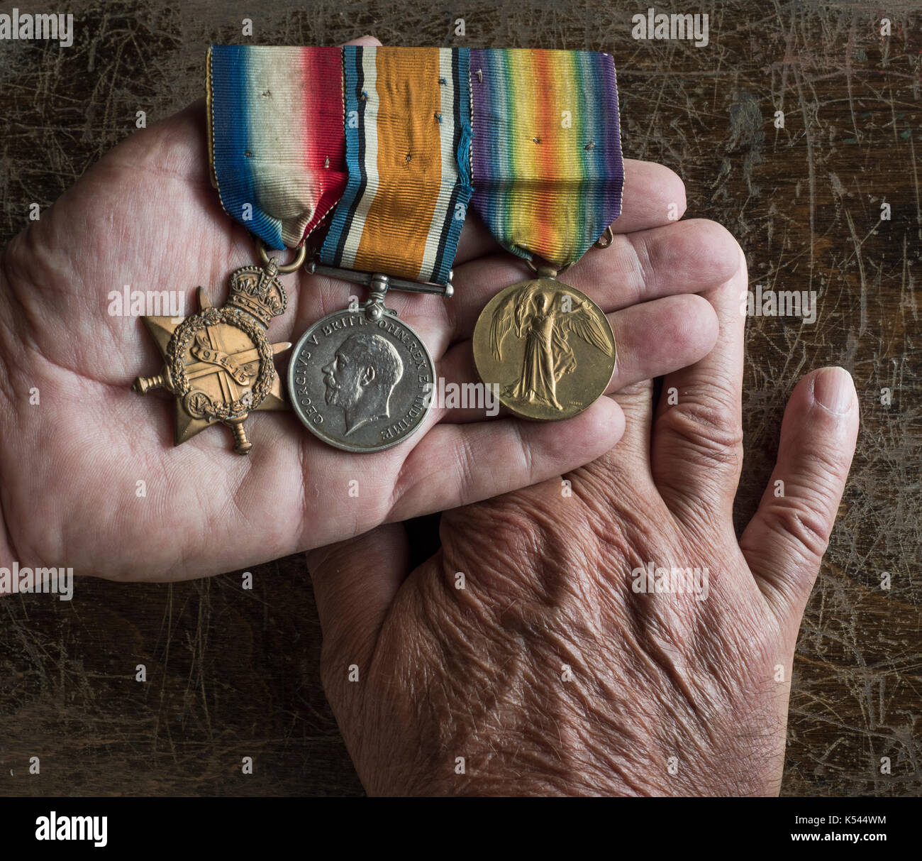 Le prime medaglie di guerra mondiale nelle mani di un veterano di guerra di quell'epoca Foto Stock