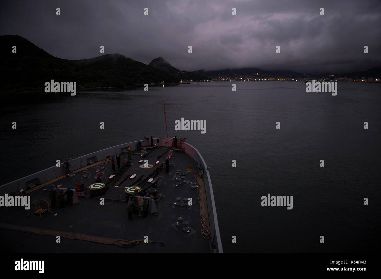 Il trasporto anfibio USS dock Green Bay (LPD) 20 transita verso il suo homeport Sasebo in Giappone. Foto Stock