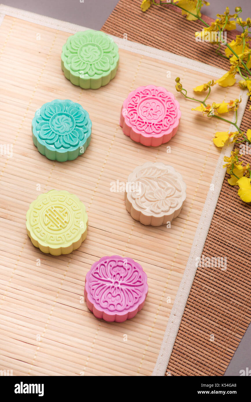 Dolce colore della pelle di neve mooncake. mid tradizionale festa d autunno alimenti con tè sulla messa in tavola. Foto Stock