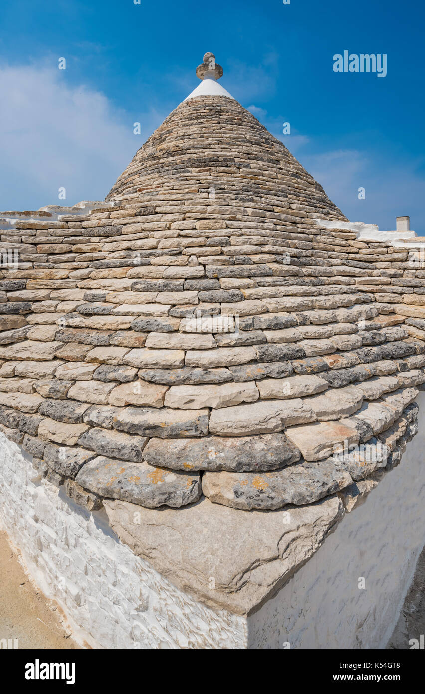 Alberobello (Italia) - l'incredibile piccola città bianca nella regione Puglia e in provincia di Bari, Italia meridionale, famosa per i suoi trulli edifici. Foto Stock