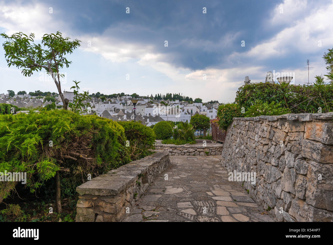 Alberobello (Italia) - l'incredibile piccola città bianca nella regione Puglia e in provincia di Bari, Italia meridionale, famosa per i suoi trulli edifici. Foto Stock