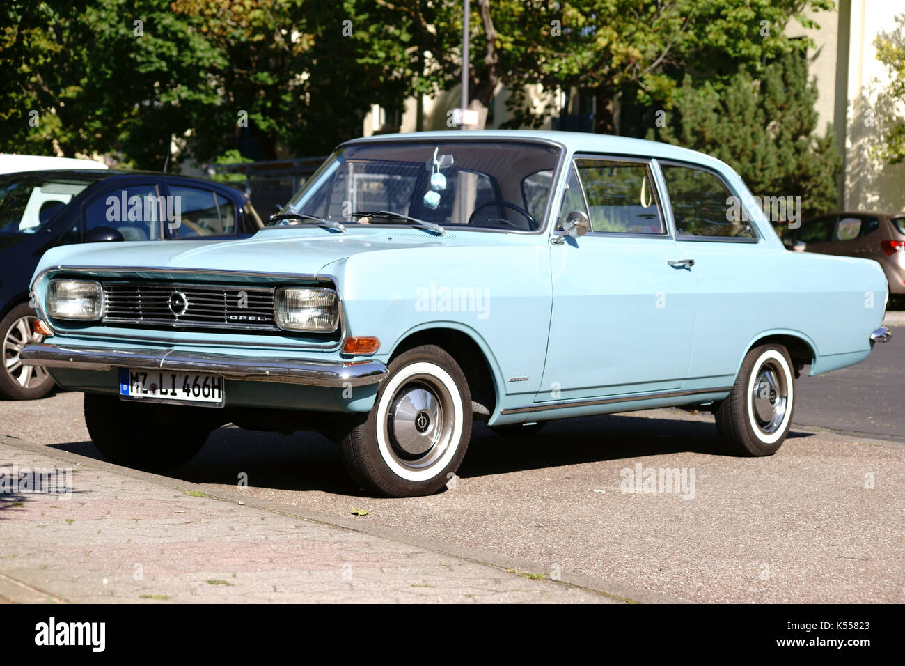 Mainz, Germania - 29 agosto 2017: la vista laterale e frontale di una vecchia auto d'epoca, Opel record in un parcheggio su agosto 29, 2017 a Mainz. Foto Stock