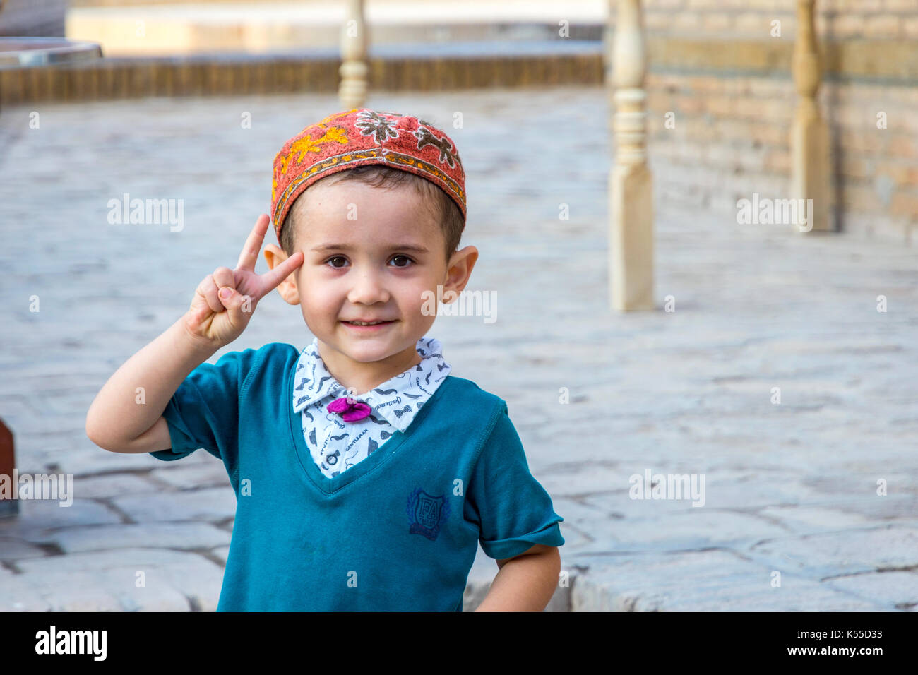 Khiva, Uzbekistan - 6 settembre: jung bambino uzbeko in tradizionale abito uzbeko in posa di Khiva old town. settembre 2016 Foto Stock