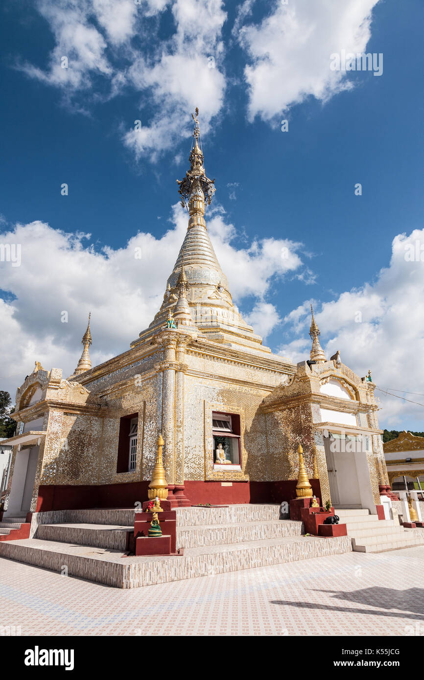Lo scintillante aung chang tha stupa tempio edificio in stazione della collina città di kalaw in stato Shan della Birmania centrale Foto Stock