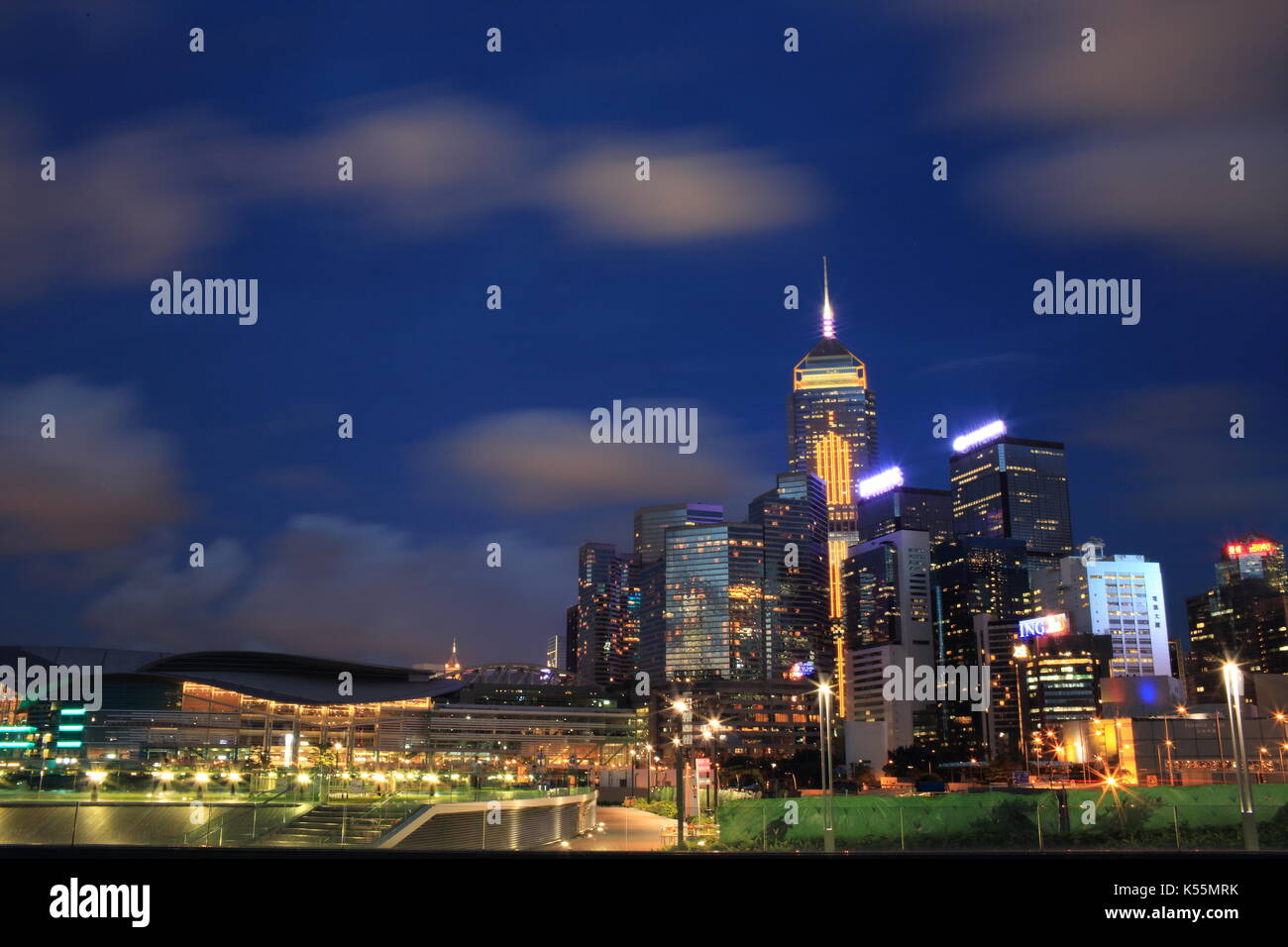 Il centro convegni ed esposizioni di Hong Kong nel litorale di notte sull'isola di Hong kong Foto Stock