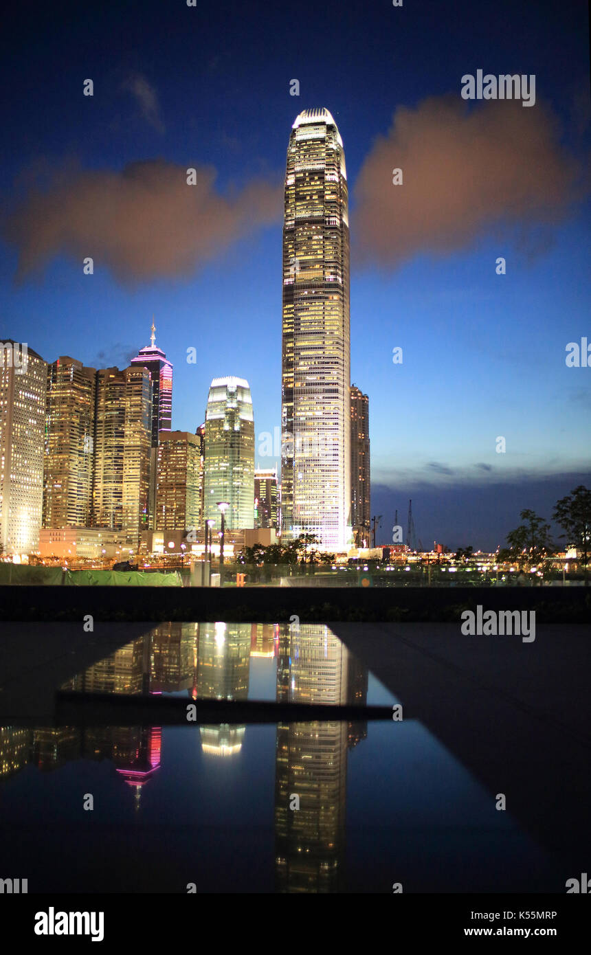 Il centro convegni ed esposizioni di Hong Kong nel litorale di notte sull'isola di Hong kong Foto Stock