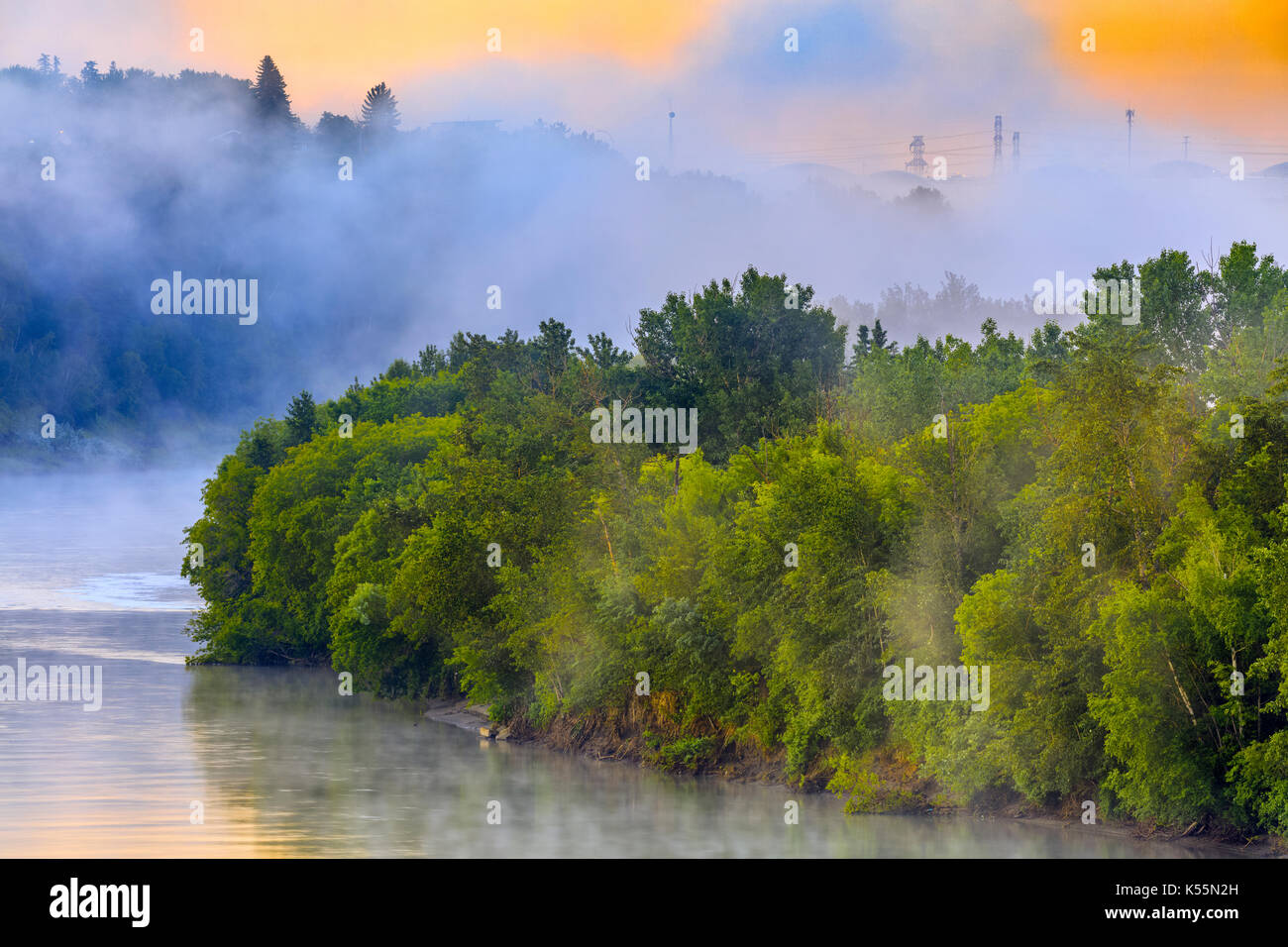 La città di Edmonton e a nord del Fiume Saskatchewan nella nebbia, Canada Foto Stock