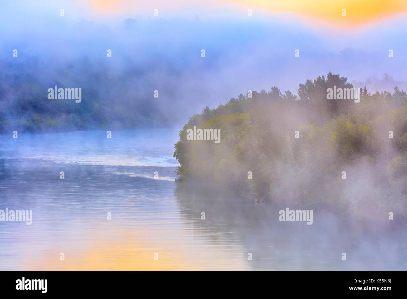 La città di Edmonton e a nord del Fiume Saskatchewan nella nebbia, Canada Foto Stock