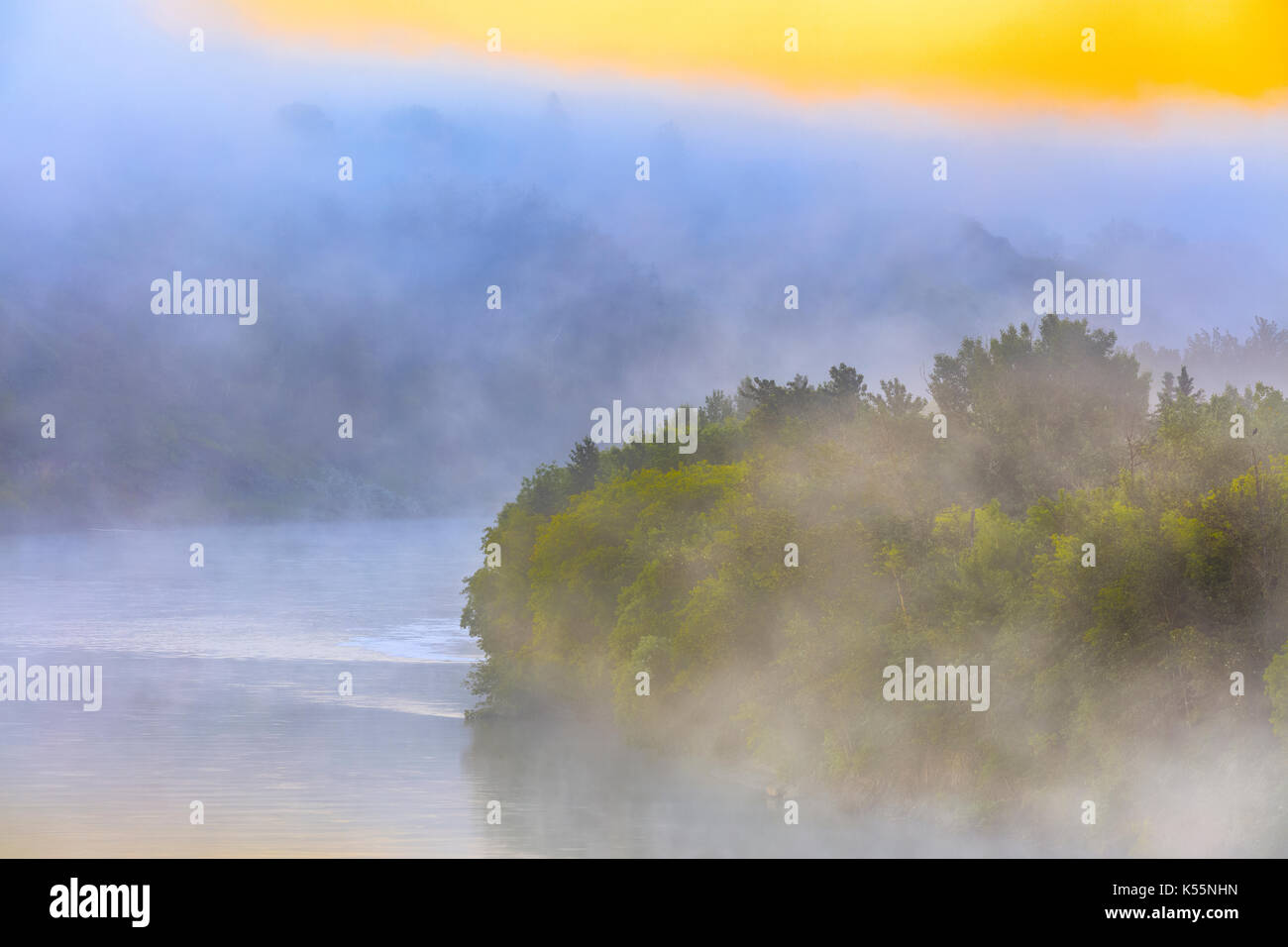 La città di Edmonton e a nord del Fiume Saskatchewan nella nebbia, Canada Foto Stock