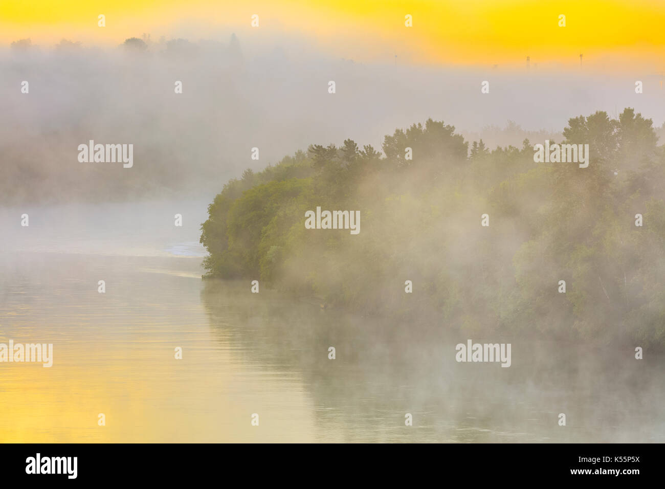 La città di Edmonton e a nord del Fiume Saskatchewan nella nebbia, Canada Foto Stock