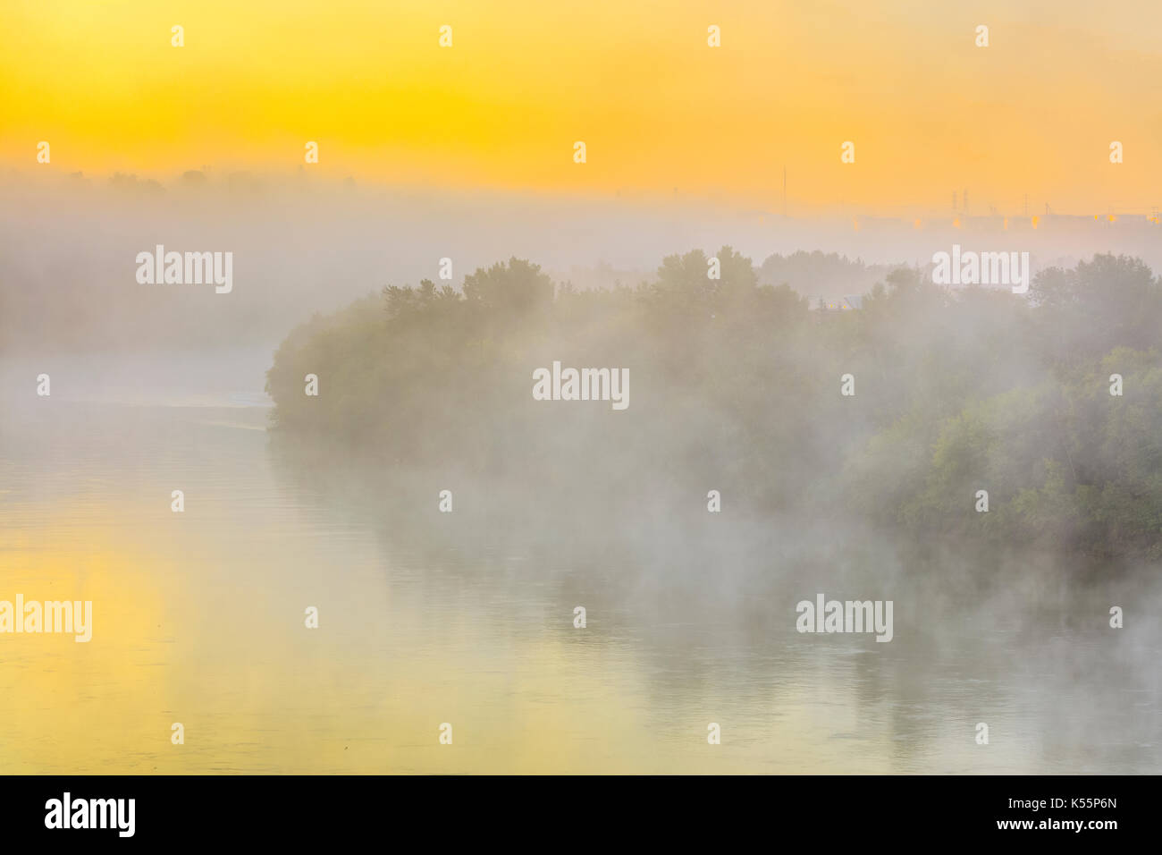 La città di Edmonton e a nord del Fiume Saskatchewan nella nebbia, Canada Foto Stock