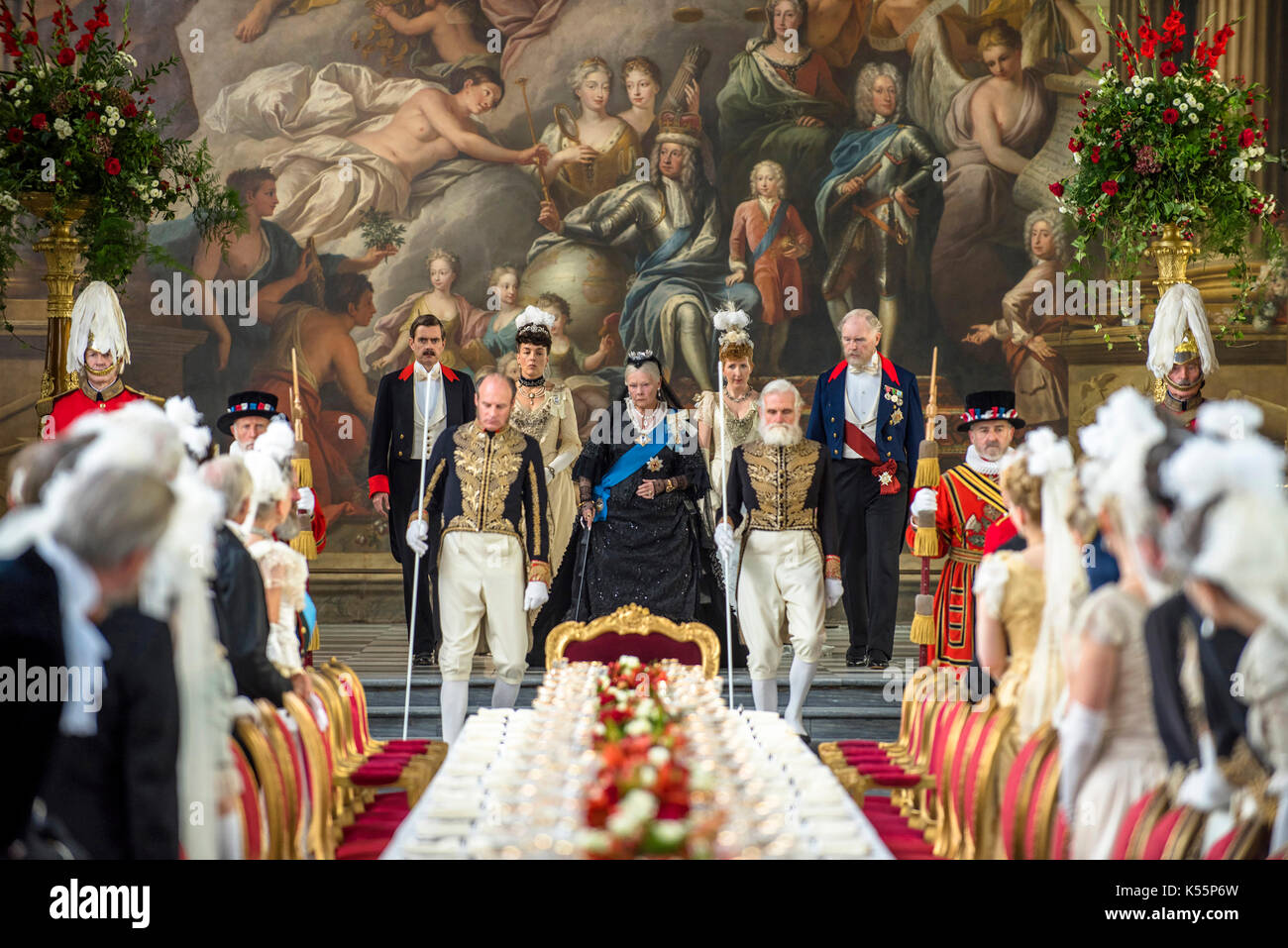 DATA di uscita: 22 settembre 2017 TITOLO: Victoria and Abdul CASA DI PRODUZIONE: Universal Pictures DIRECTOR: Stephen Frears TRAMA: Queen Victoria colpisce un'improbabile amicizia con un giovane impiegato indiano chiamato Abdul Karim. Protagonisti: Judi DENCH come Regina Vittoria. (Immagine Di Credito: © Universal Pictures/Entertainment Pictures) Foto Stock