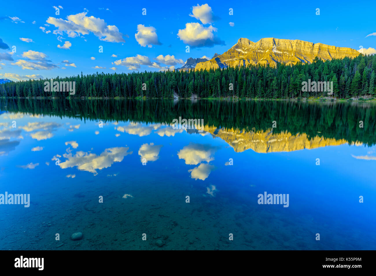 Mount Rundle riflessa in johnson lago nel parco nazionale di Banff, Alberta Canada Foto Stock