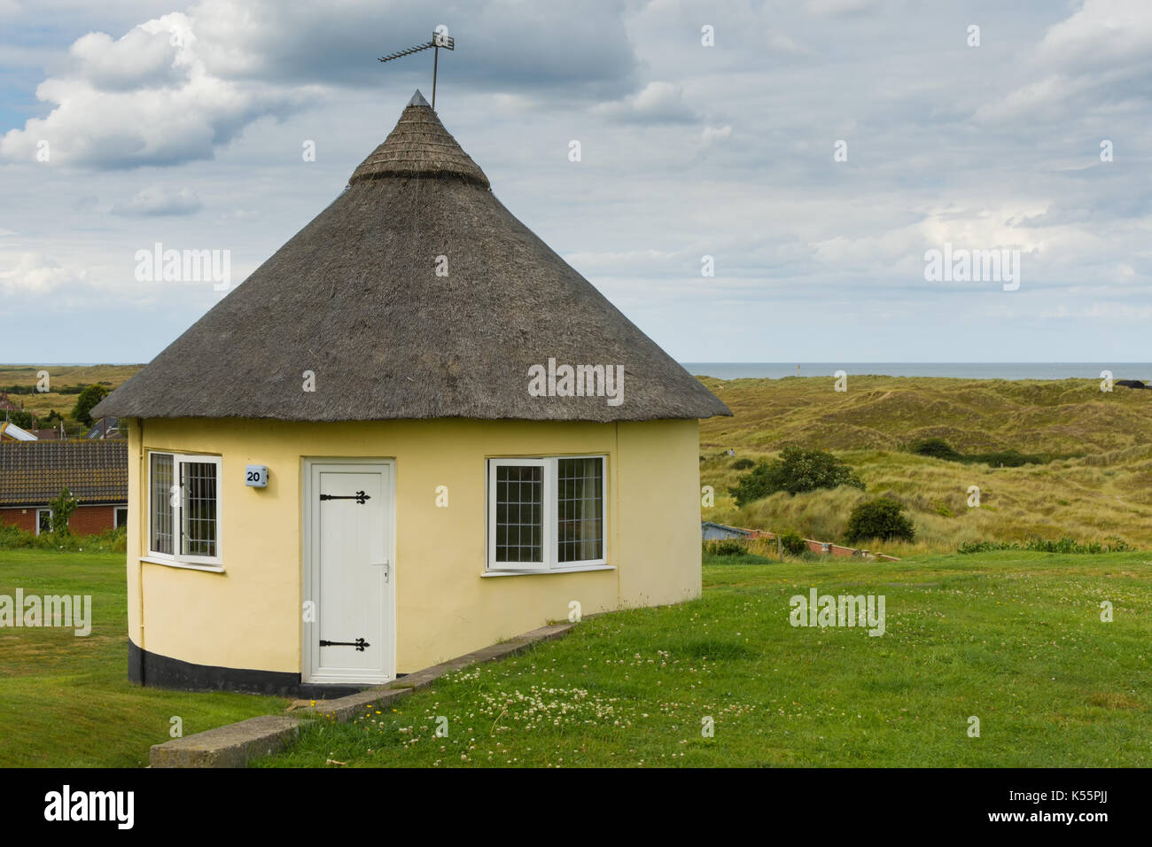 Con il tetto di paglia Winterton round chalets Foto Stock