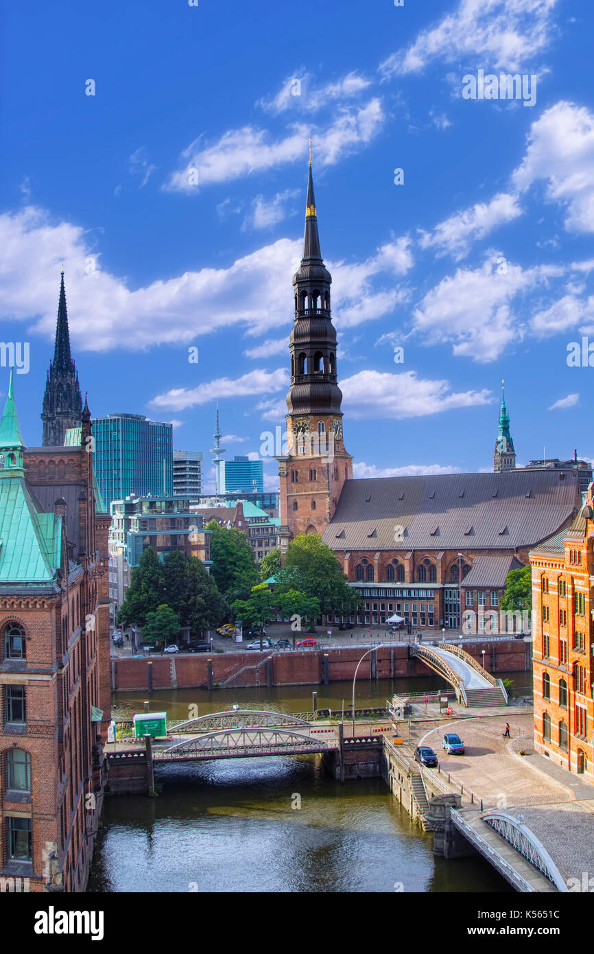 St. katharinen chiesa e dello skyline di Amburgo Foto Stock