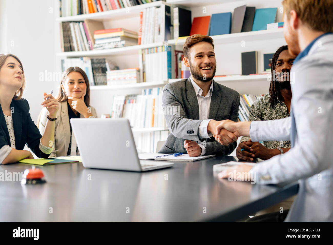 Business, persone stringono le mani Foto Stock