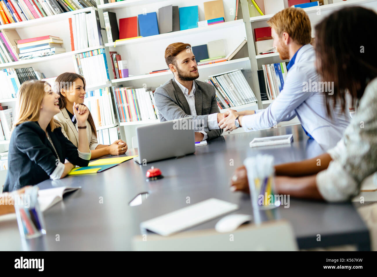Gli imprenditori si stringono la mano in ufficio Foto Stock