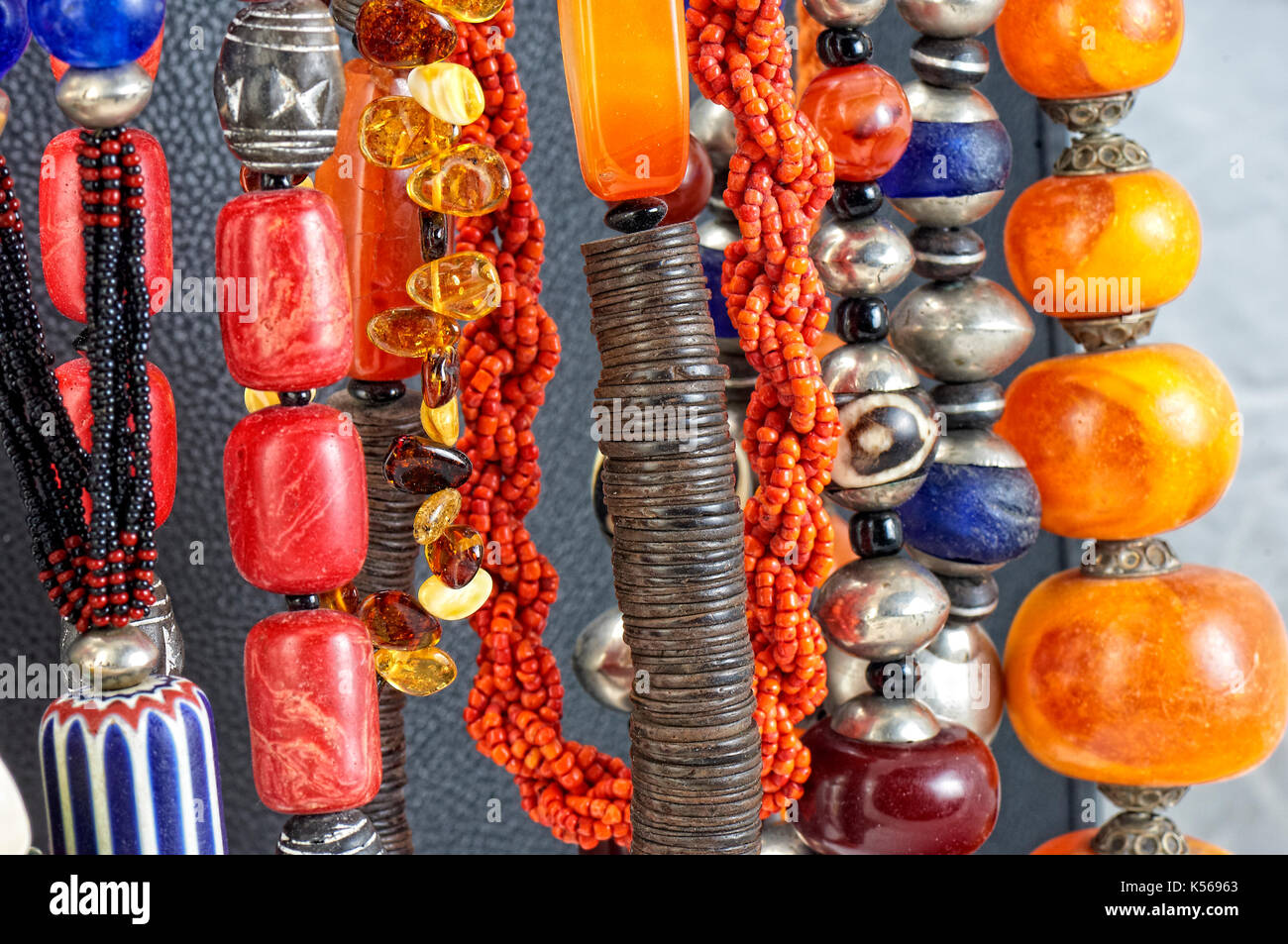 Colorato pietra naturale collane, gioielli di sfondo, donna accessori personali Foto Stock