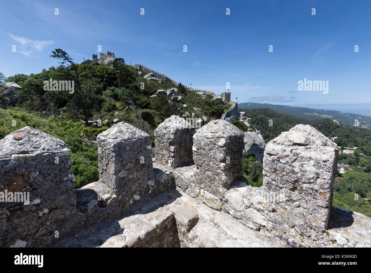 Vista di antichi Castelo dos Mouros fortificata con muri in pietra e la torre Sintra comune del distretto di Lisbona Portogallo Europa Foto Stock
