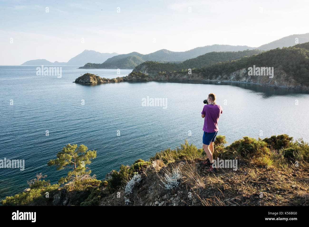 Tourist ammirando il blu mare mediterraneo sulla costa turca di sera Foto Stock