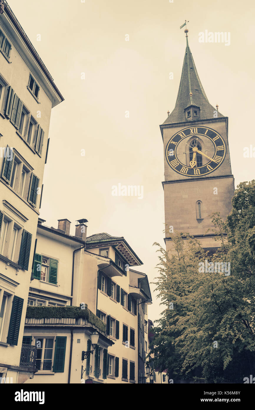 Torre dell'orologio della chiesa di San Pietro, Zurigo, Svizzera. Foto con tonalità vintage, effetto vecchio stile Foto Stock
