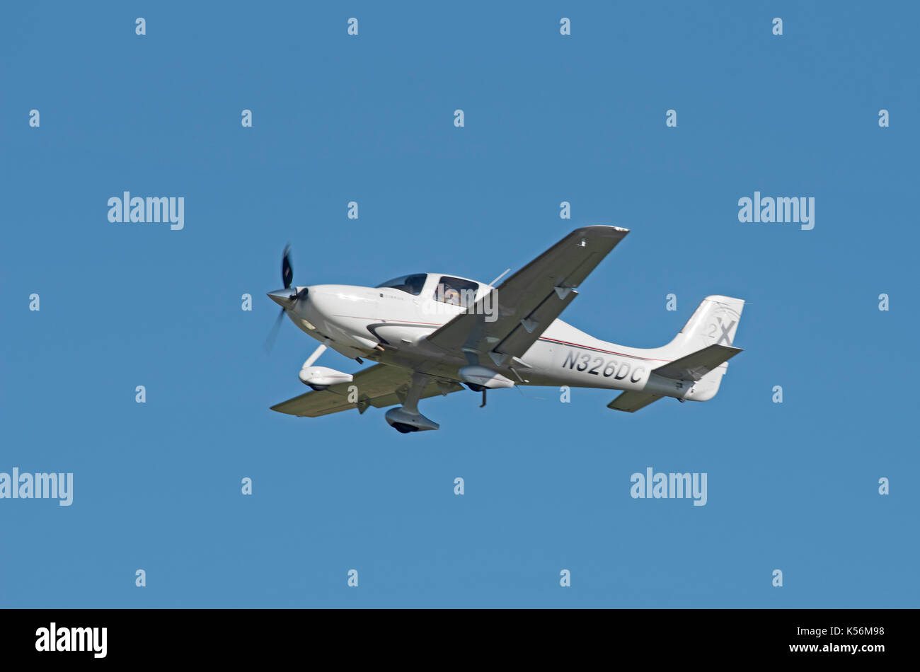 Cirrus R22 Motore singolo sedile 4 aeromobili privati lasciando Inverness Airfield nelle Highlands scozzesi UK. Foto Stock