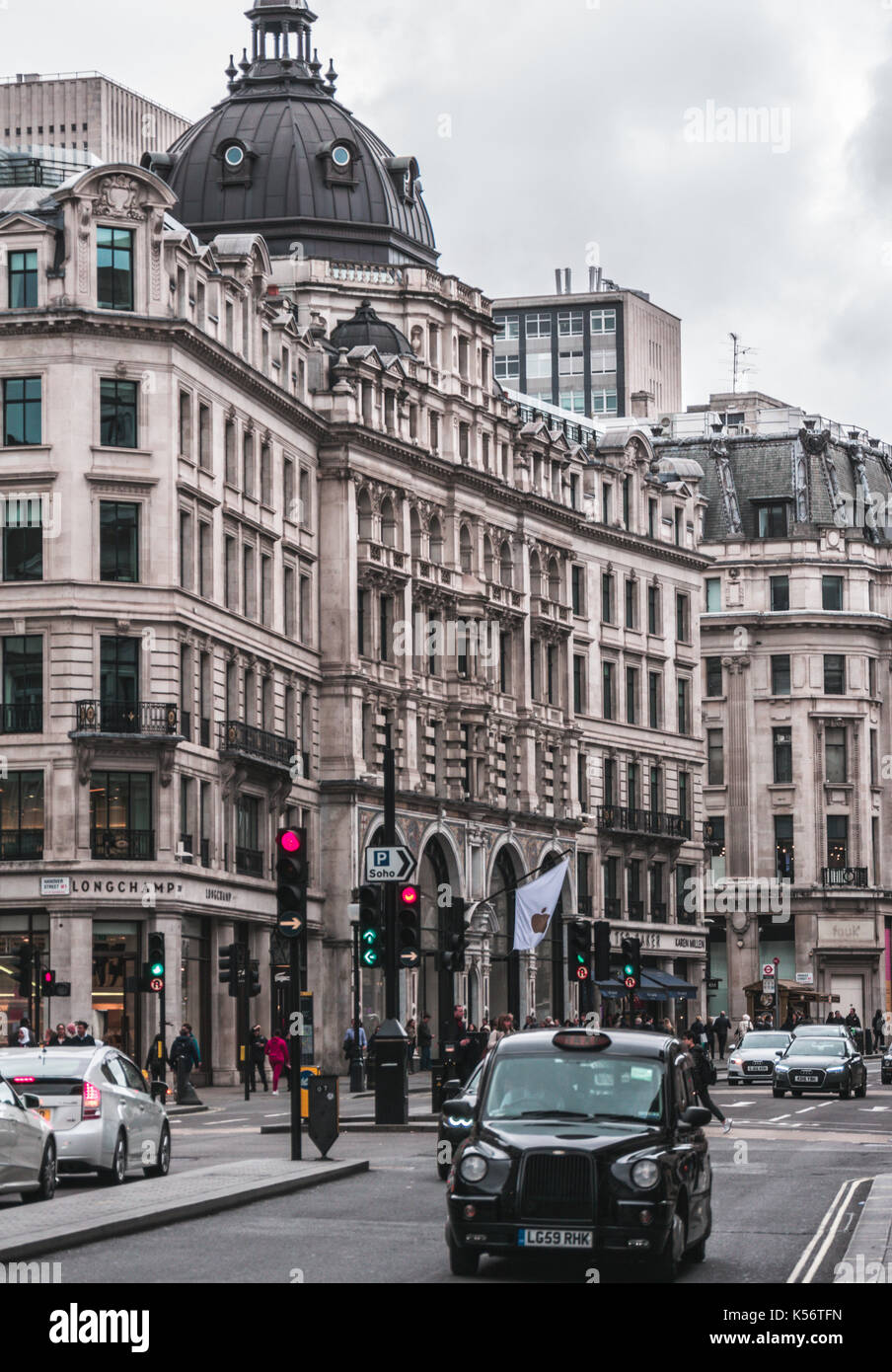 Londra taxi neri in Oxford street Foto Stock