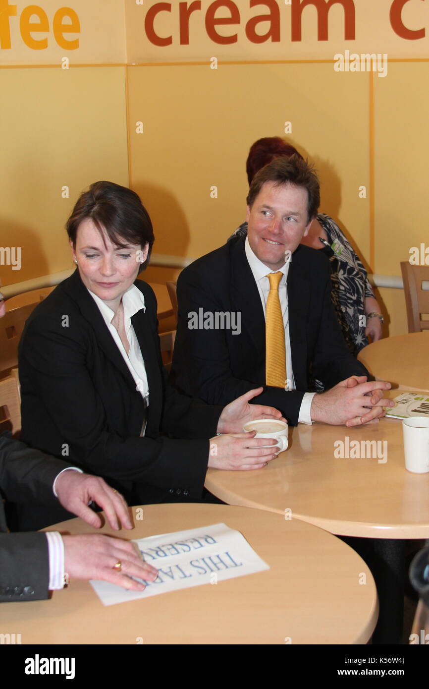 Nick Clegg vice primo ministro visite ASDA store in Llandudno Galles Foto Stock