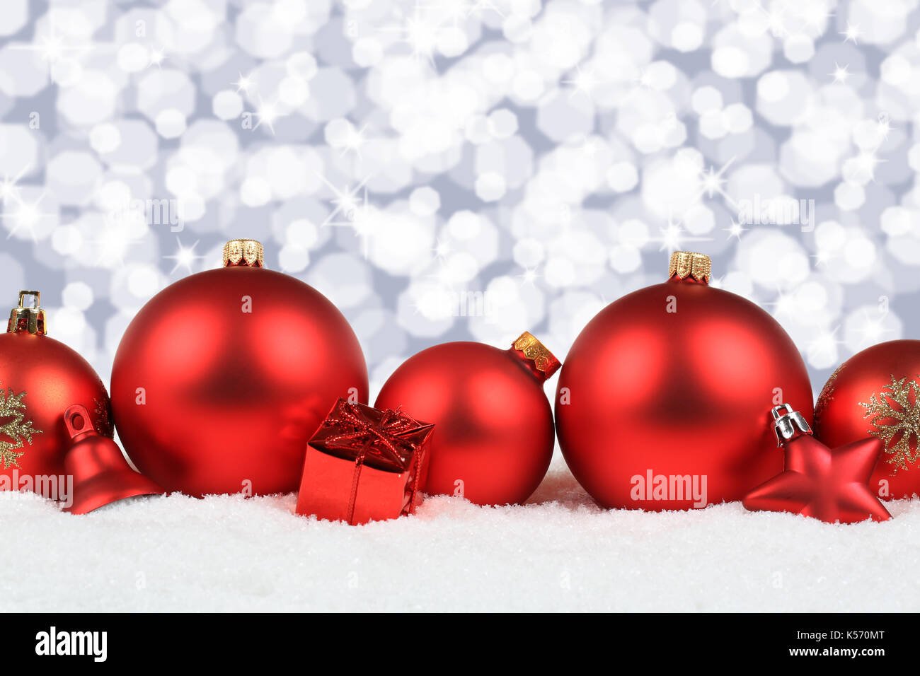 Le palle di Natale decoro rosso neve invernale copyspace di sfondo spazio copia testo Foto Stock